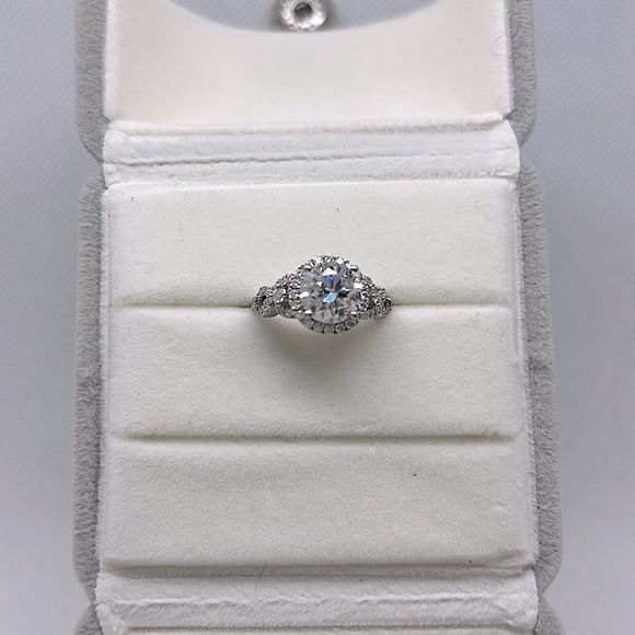 2.5ct tw round brilliant twist haloengagement ring